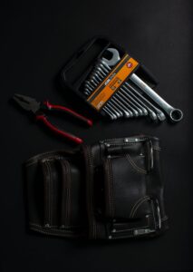 cinturon-portaherramientas-de-cuero-negro-con-accesorios